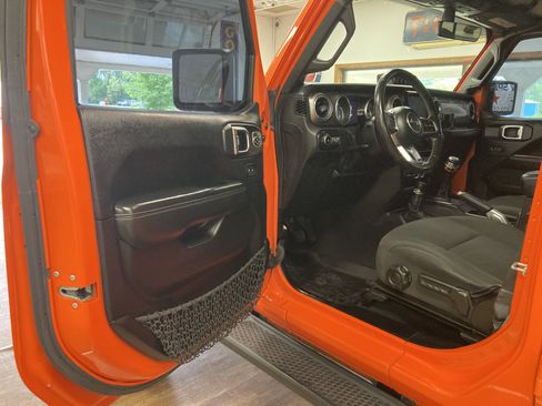 Used 2018 Jeep Wrangler Unlimited Sahara AWD/4WD image 10