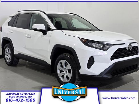 Used 2021 Toyota RAV4 LE image 1