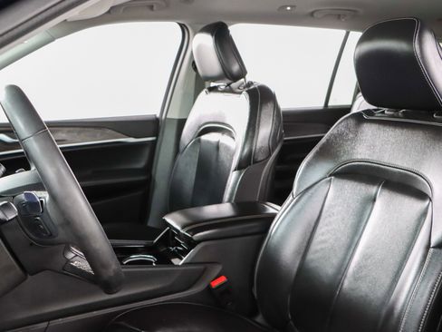 Used 2023 Jeep Grand Cherokee L Limited AWD/4WD image 25