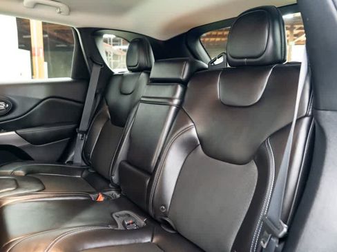 Used 2019 Jeep Cherokee Latitude Plus w/ Comfort/Convenience Group AWD/4WD image 26