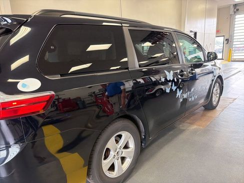 Used 2016 Toyota Sienna LE image 12