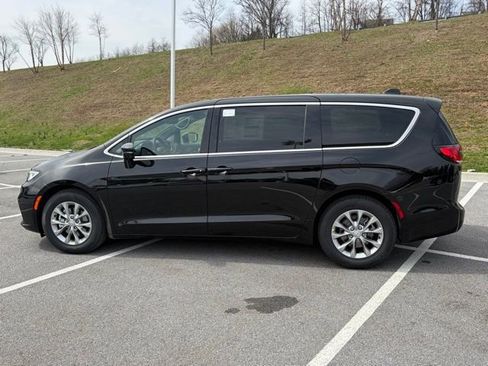New 2026 Chrysler Pacifica Limited w/ Uconnect Theater Family Group FWD image 41