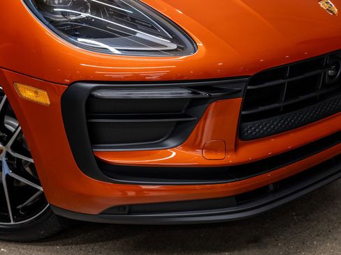 Certified 2025 Porsche Macan AWD/4WD image 17