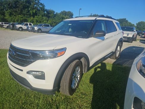 Used 2024 Ford Explorer XLT w/ Equipment Group 202A AWD/4WD image 7