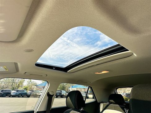 Used 2023 Hyundai Venue SEL image 11