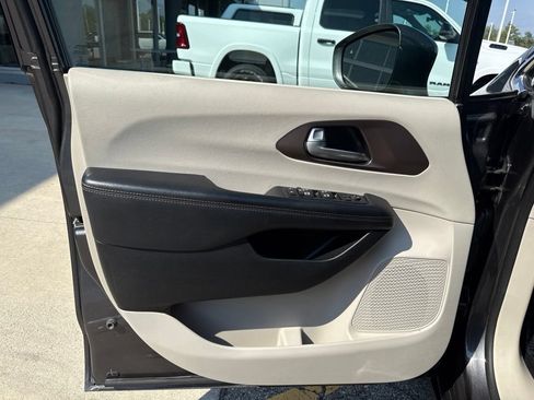 Used 2017 Chrysler Pacifica Touring-L Plus FWD image 19