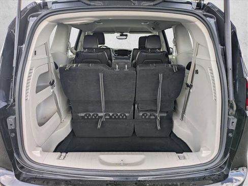 Used 2022 Chrysler Pacifica Touring-L image 6