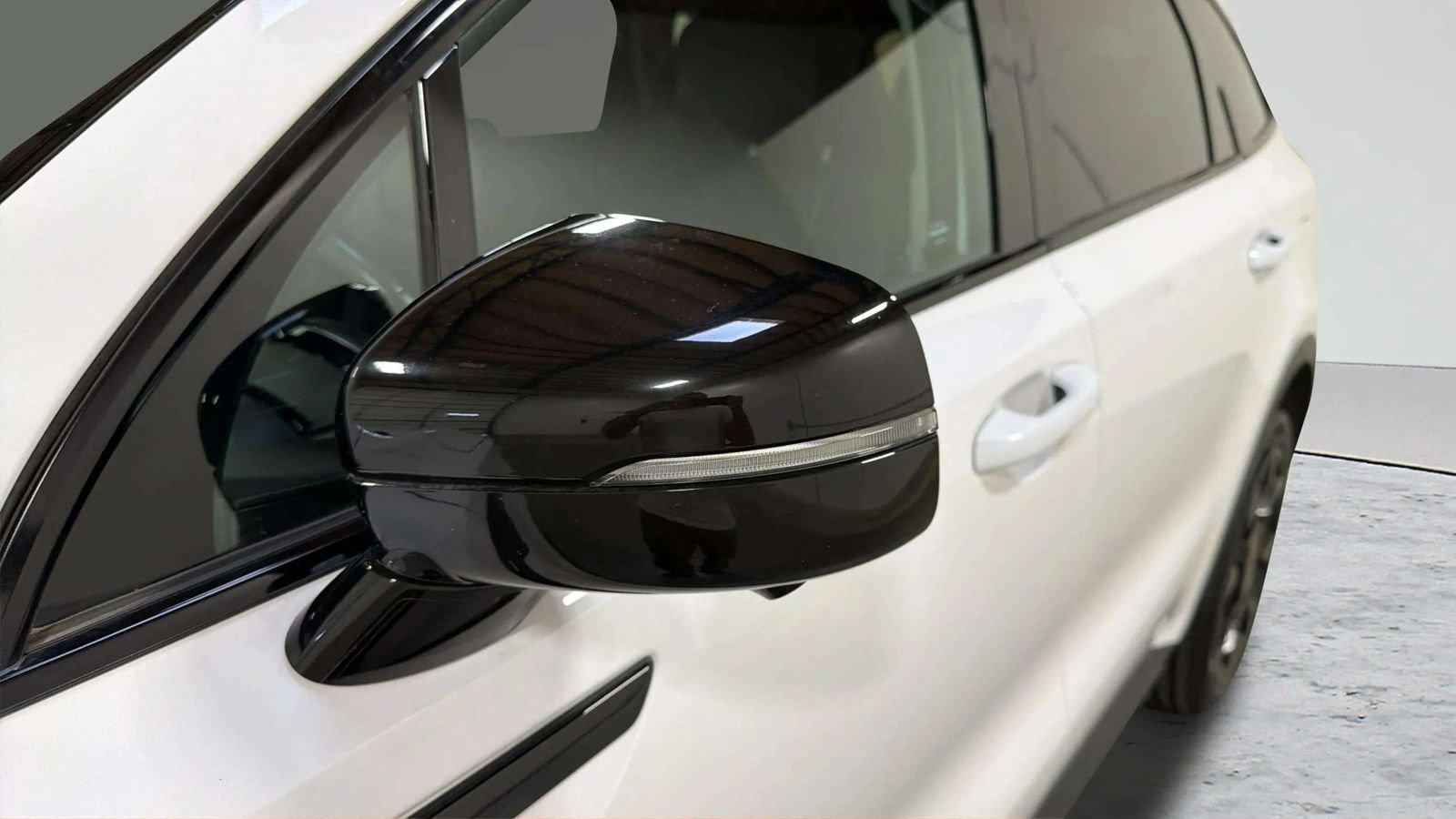 Used 2025 Kia Sorento SX AWD/4WD image 14