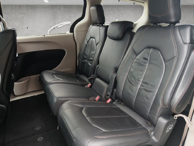 Used 2017 Chrysler Pacifica Touring-L Plus FWD image 23