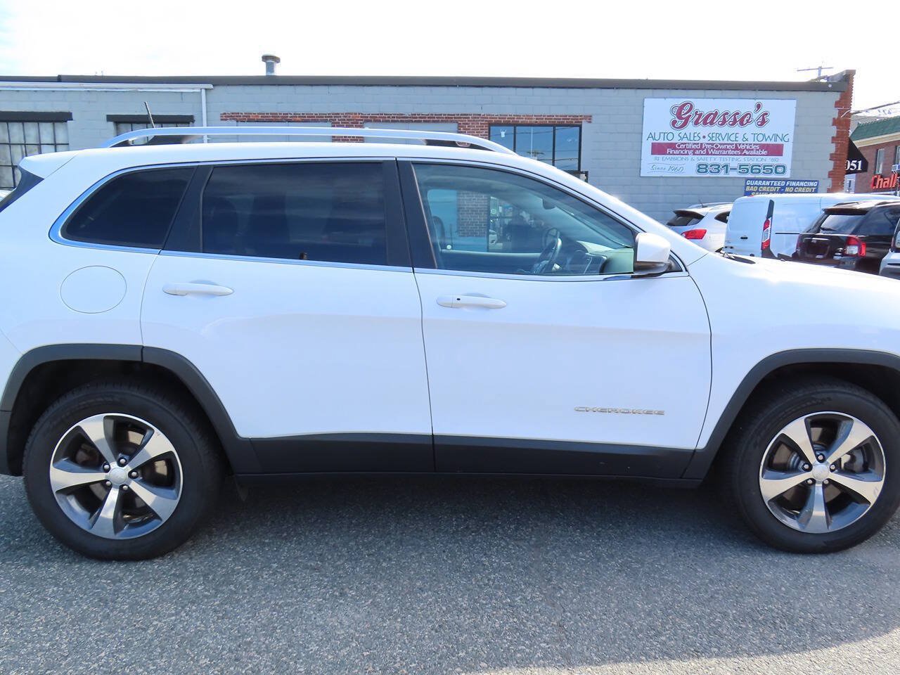 Used 2019 Jeep Cherokee Limited AWD/4WD image 7