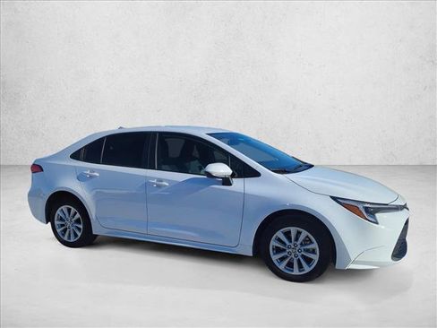 Used 2024 Toyota Corolla LE w/ LE Convenience Package image 5