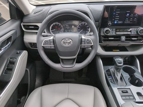 Used 2024 Toyota Highlander XLE AWD/4WD image 20