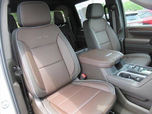 New 2026 GMC Sierra 2500 Denali w/ Denali Reserve Package AWD/4WD image 9