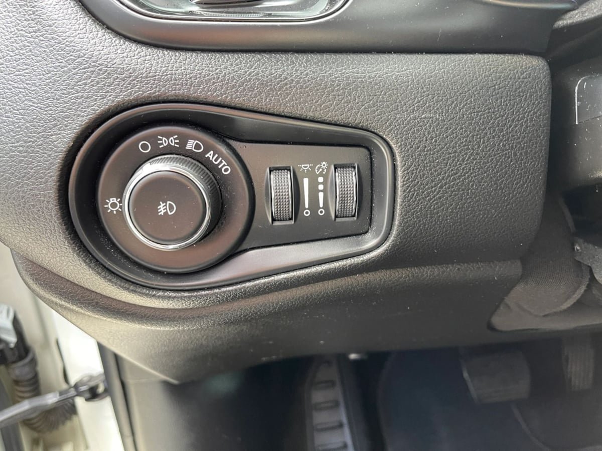 Used 2019 Jeep Renegade Altitude w/ Quick Order Package 2XM FWD image 18