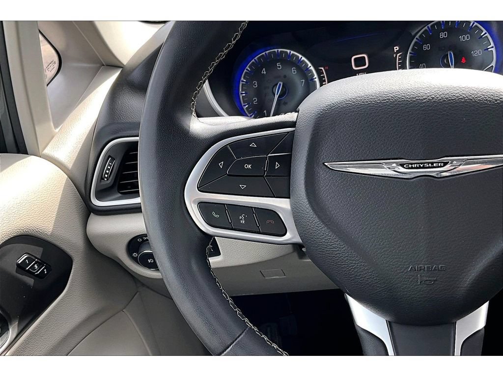 Used 2022 Chrysler Pacifica Touring-L FWD image 11