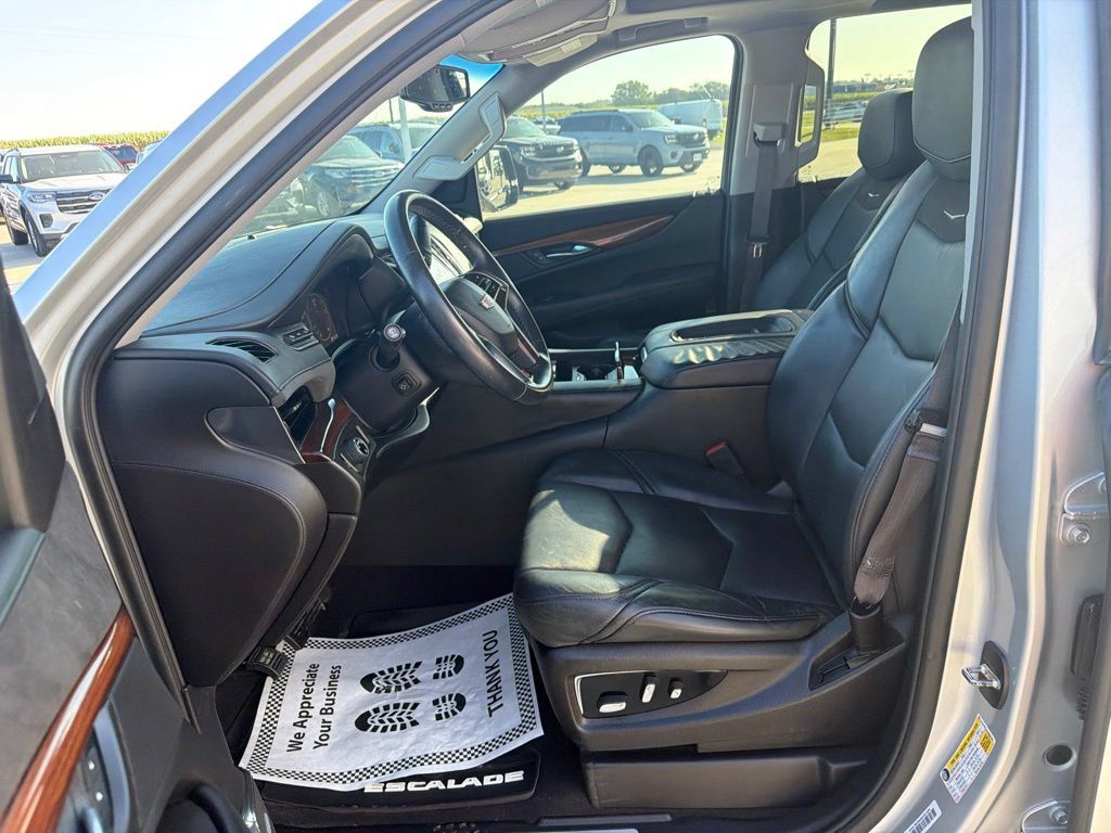 Used 2015 Cadillac Escalade Luxury RWD image 11
