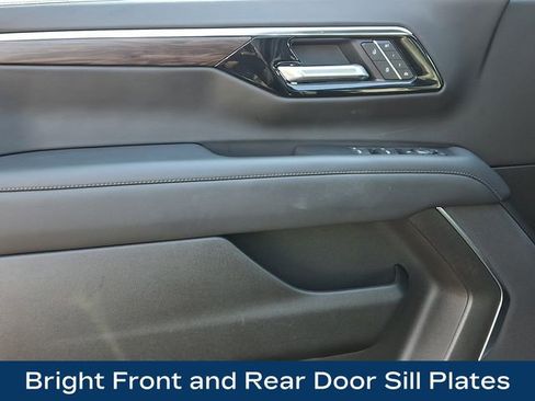 Used 2025 Chevrolet Suburban Z71 image 17