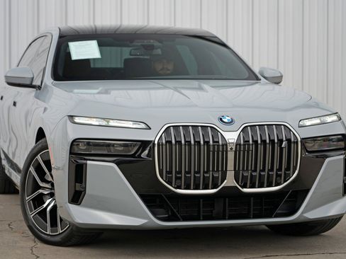 Used 2023 BMW i7 xDrive60 w/ Executive Package 2 image 4