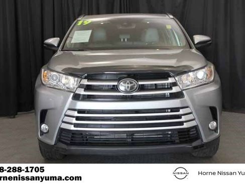 Used 2019 Toyota Highlander XLE w/ Carpet Mat Package (TMS) image 2