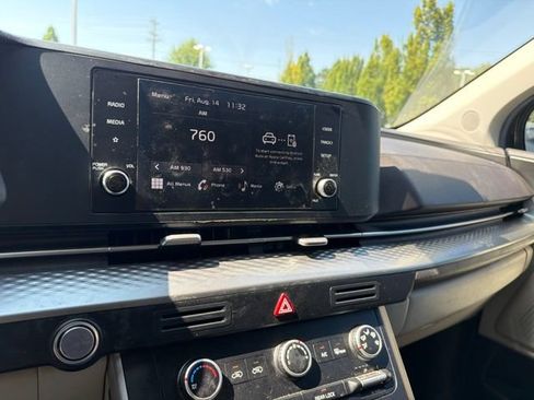 Used 2024 Kia Carnival LX FWD image 16