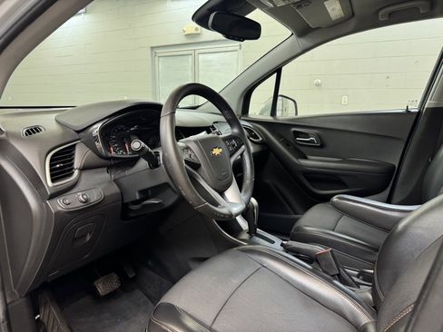 Used 2018 Chevrolet Trax LT w/ LT Convenience Package image 12