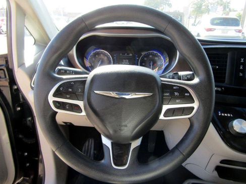 Used 2017 Chrysler Pacifica Touring FWD image 19
