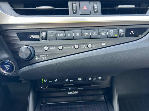 Used 2019 Lexus ES 300h Ultra Luxury w/ Accessory Package 2 FWD image 51