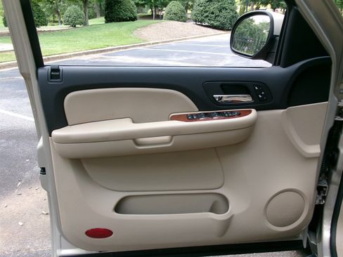 Used 2008 Chevrolet Suburban LT w/ LT Preferred Equipment Group RWD image 10