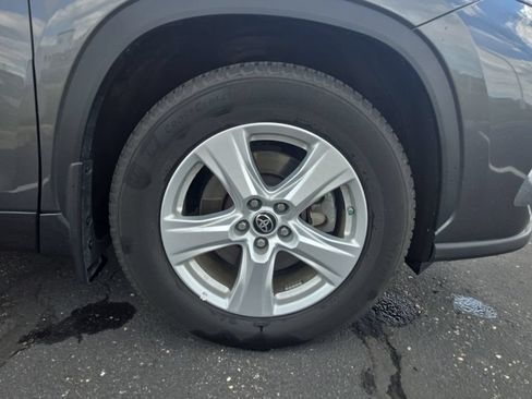 Used 2024 Toyota Highlander LE FWD image 15