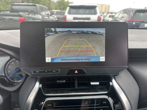 Used 2023 Toyota Venza XLE AWD/4WD image 14