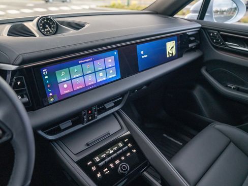 New 2026 Porsche Macan 4 Electric image 15