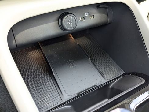 Certified 2025 Volvo XC40 B5 Plus w/ Protection Package Premier image 31