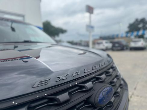 Used 2017 Ford Explorer Limited w/ Equipment Group 301A FWD image 12