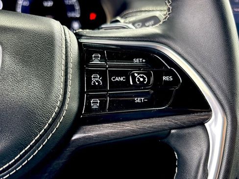 Used 2022 Jeep Grand Cherokee Overland w/ Luxury Tech Group IV AWD/4WD image 23