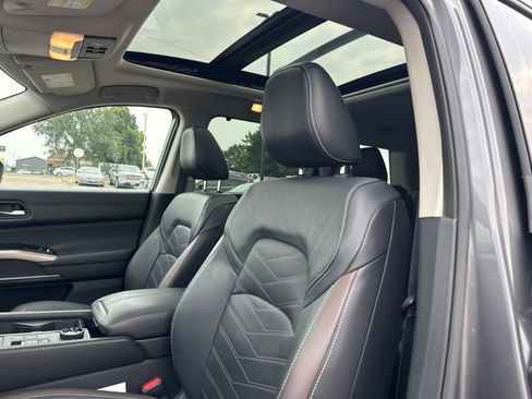 Used 2022 Nissan Pathfinder Platinum w/ Cargo Package AWD/4WD image 12