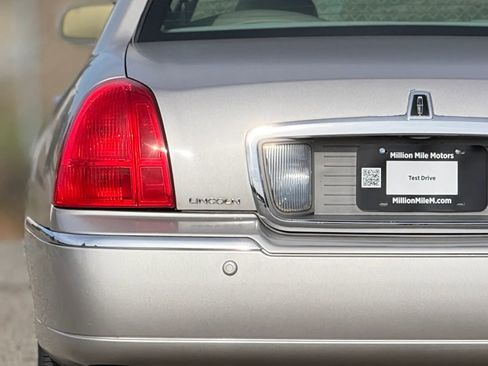 Used 2005 Lincoln Town Car Signature image 13