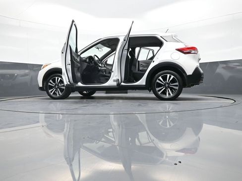 Used 2018 Nissan Kicks SV image 47