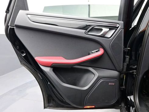 Certified 2024 Porsche Macan AWD/4WD image 13