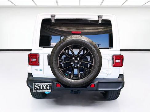 Used 2022 Jeep Wrangler Unlimited Sahara w/ Cold Weather Group AWD/4WD image 5
