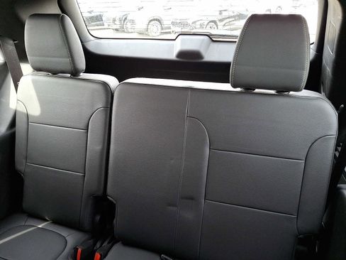 Used 2023 Chevrolet Traverse LT image 11