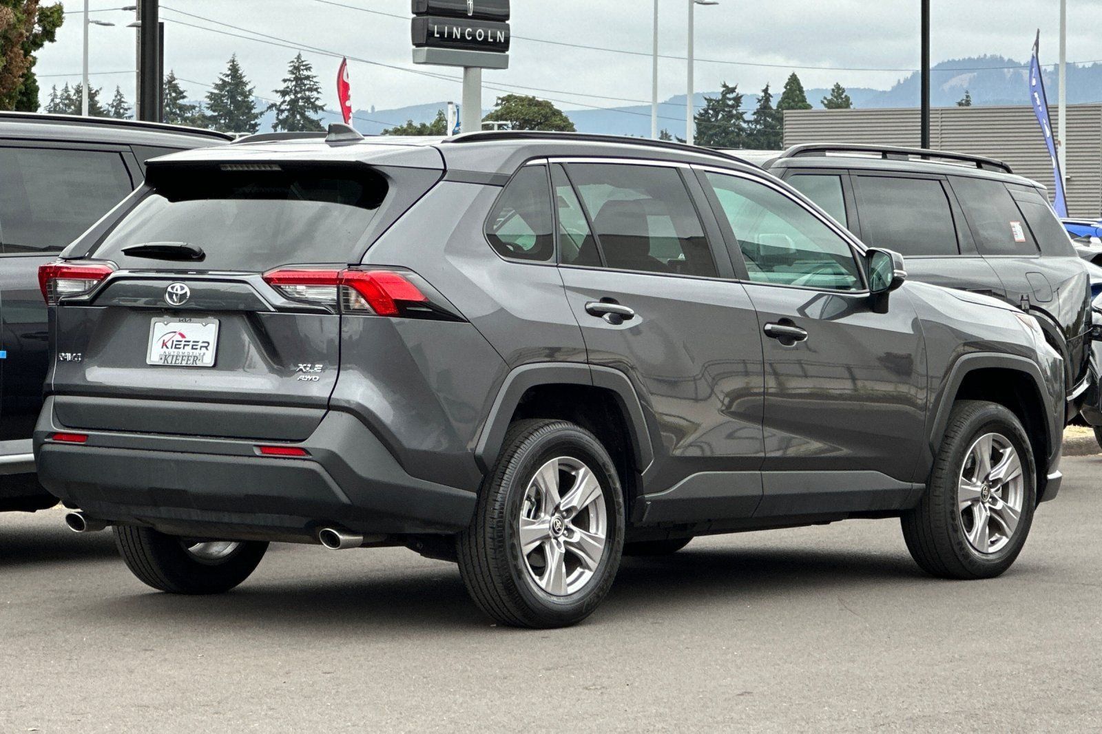 Used 2025 Toyota RAV4 XLE AWD/4WD image 4