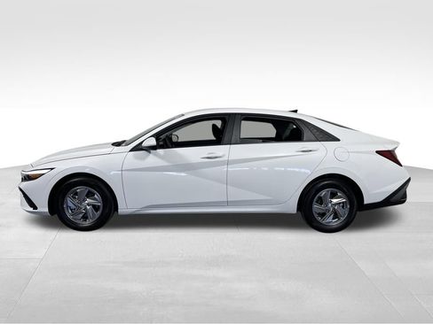 New 2026 Hyundai Elantra SE FWD image 2