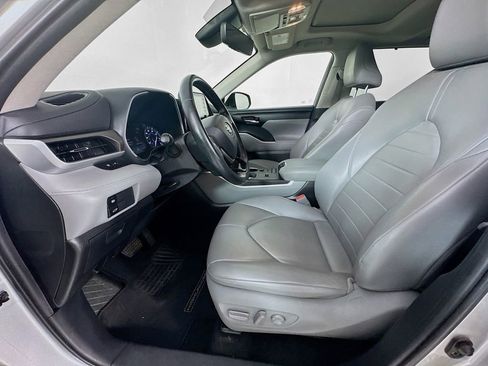 Used 2020 Toyota Highlander XLE FWD image 25