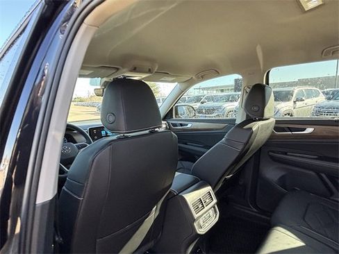 Certified 2025 Volkswagen Atlas SE image 21