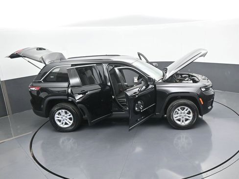 Used 2025 Jeep Grand Cherokee Laredo AWD/4WD image 63