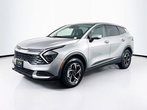 Used 2025 Kia Sportage LX image 3