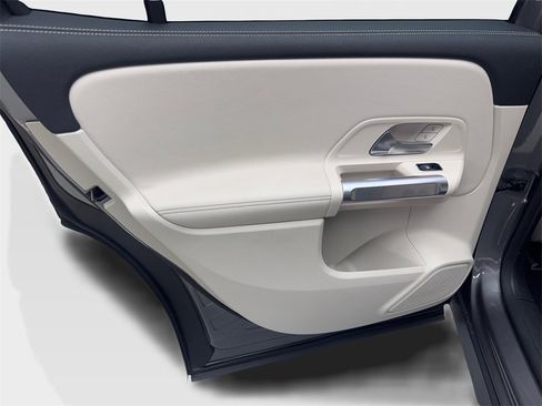 Used 2023 Mercedes-Benz EQB 300 4MATIC image 35