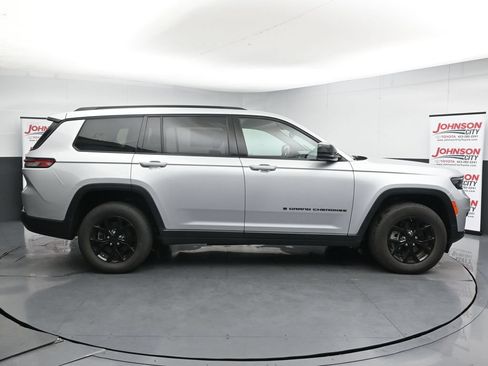 Used 2024 Jeep Grand Cherokee L Laredo AWD/4WD image 9
