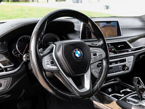 Used 2017 BMW 750i RWD image 18
