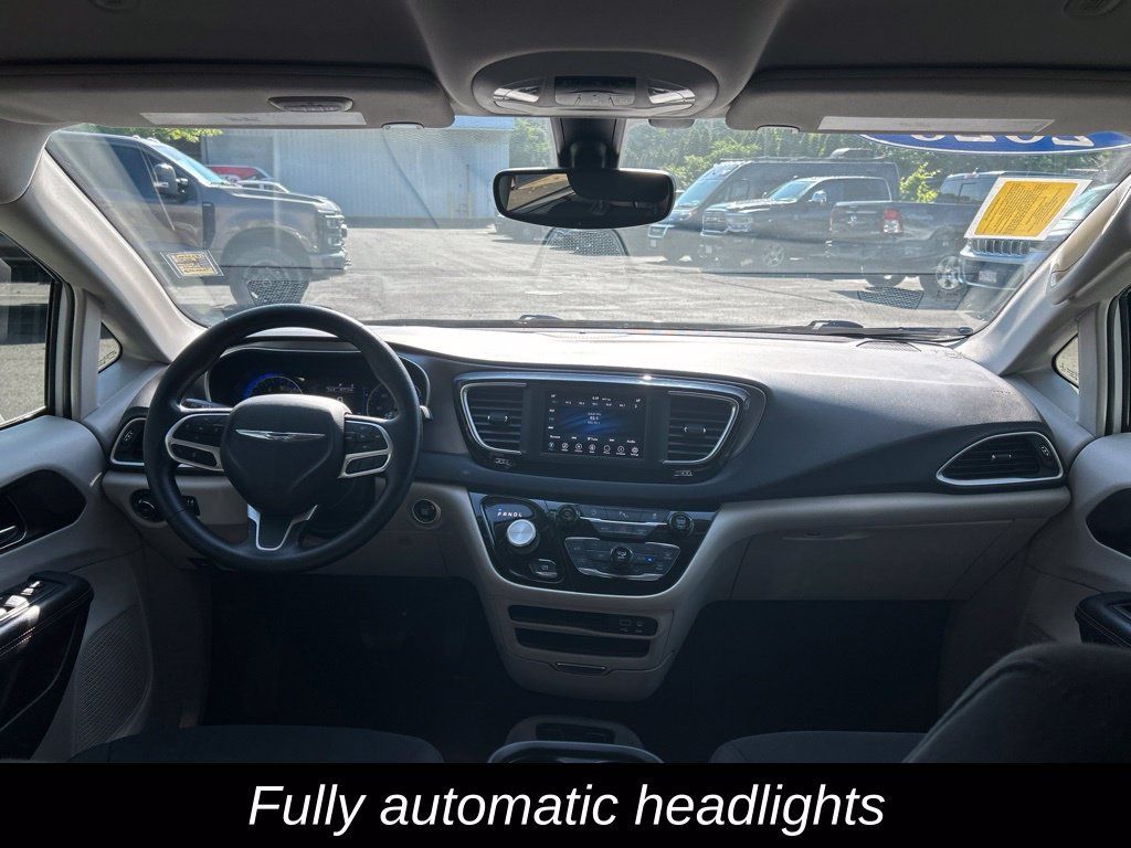 Certified 2020 Chrysler Pacifica Touring FWD image 12